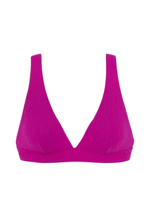 Magenta-farbenes dreieckiges Bikinioberteil mit breiten Trägern und einem dezent strukturierten floralen Muster auf dem Stoff, vor weißem Hintergrund.