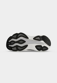 Semelle d'une chaussure de course Saucony avec un motif de bande de roulement noir et blanc conçu pour l'adhérence et la flexibilité.