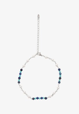 Ezüst lánc karkötő váltakozó fehér gyöngyökkel, kék és türkiz kerek gyöngyökkel, karabineres kapoccsal és állítható hosszúságú lánccal.