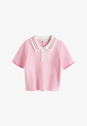 Růžový krátký pletený top s bílým ozdobným límečkem ve tvaru vlnovky, dvěma růžovými pruhy na límečku, knoflíkovou lištou a růžovým lemováním na okrajích rukávů.