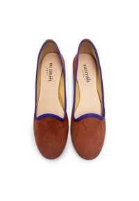 Ballerines en suède marron avec un bord élastique violet à l'ouverture, dotées d'une doublure intérieure lisse et d'un logo imprimé sur les semelles intérieures.