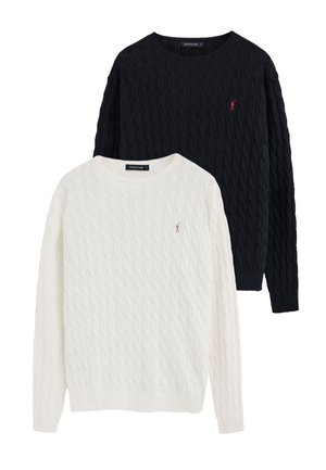 Dwa swetry z dzianiny w splot warkoczowy z okrągłym dekoltem, jeden biały, a drugi czarny, każdy z małym logo gracza polo na lewej piersi.
