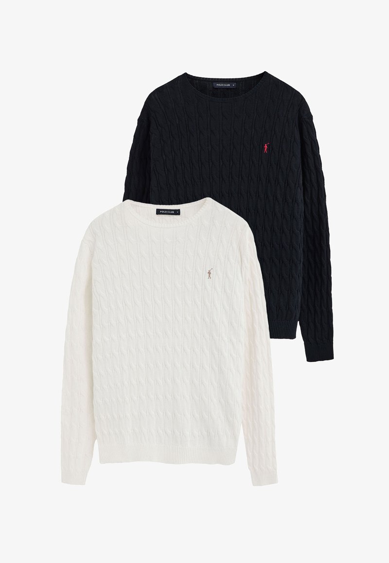 Zwei Pullover mit Rundhalsausschnitt und Zopfmuster, einer in Weiß und einer in Schwarz, jeweils mit einem kleinen Polo-Spieler-Logo auf der linken Brust.