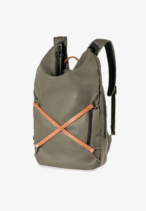 Zaino verde oliva realizzato in materiale testurizzato, con una tracolla in pelle marrone chiaro, tasche con zip e spallacci regolabili.