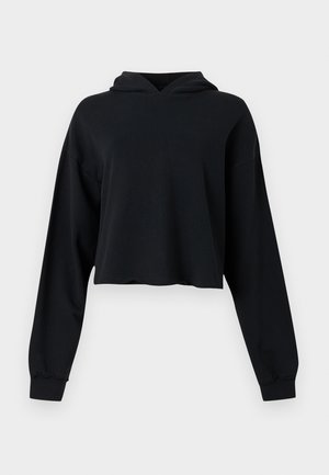 Sudadera negra recortada con mangas largas y puños acanalados, exhibida sobre un fondo gris claro.