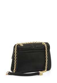 Borsa trapuntata nera con tracolla a catena dorata e finitura in pelle liscia. Presenta una tasca con cerniera sul retro per riporre oggetti.