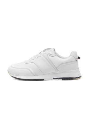 Białe buty sportowe z górną częścią z gładkiej skóry, okrągłym noskiem, teksturowanymi akcentami oraz sznurowaniem. Charakteryzują się kontrastową czarną podeszwą.