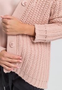 Cardigan lavorato a maglia in morbido rosa con motivo testurizzato, dotato di orlo a coste, chiusura con grande bottone rosa e vestibilità ampia.