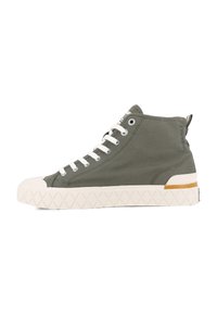 Baskets montantes en toile vert olive avec œillets blancs, semelle en caoutchouc texturé et un accent en tan contrastant sur le talon.