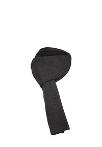 Donkergrijze sjaal van gestructureerde stof, met een eenvoudig ontwerp en een lange rechthoekige vorm, elegant in het midden geknoopt.