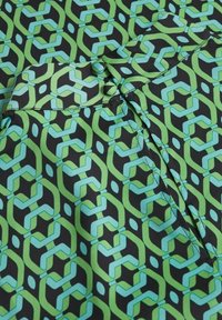 Grüner und hellblauer geometrischer Stoff mit Kettenmuster auf schwarzem Hintergrund. Hat eine glatte Textur und einen Knopfverschluss.