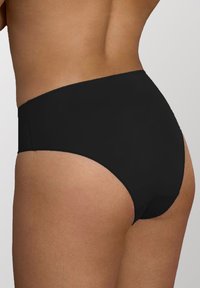 Slip bikini neri a vita alta con tessuto liscio, cuciture minime e taglio classico, progettato per copertura e comfort.