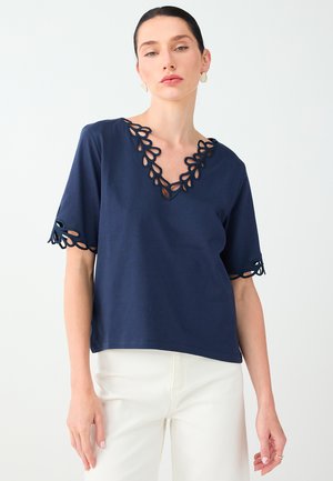 Jimmy Key, V-NECK EYELET DETAILED BLOUSE - T-shirt imprimé - dark blue