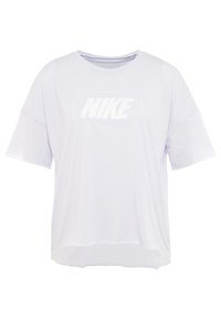 Camiseta de Nike de manga corta color púrpura claro, hecha de algodón suave. Presenta un gran logo blanco en la parte delantera y un corte relajado y holgado.