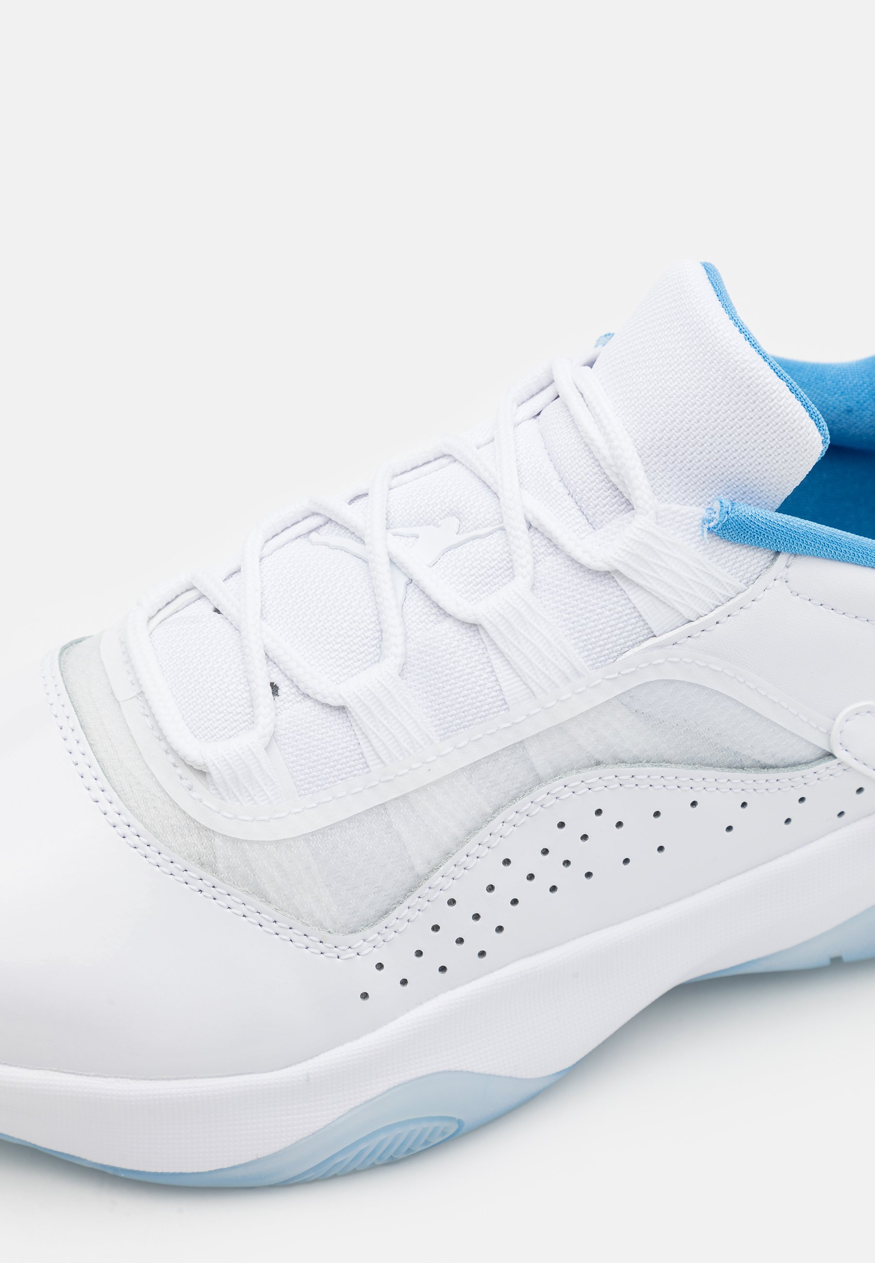 Jordan AIR 11 CMFT LOW - Basketball shoes - white/armory navy/university  blue/white - Zalando.co.uk