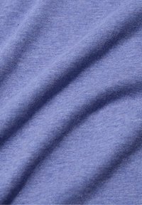 Lila árnyalatú textilanyag, amely lágy, sima tapintású, látható szövéssel és enyhe árnyalatbeli eltérésekkel rendelkezik.