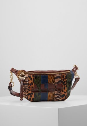 Petit sac besace en cuir marron avec imprimé animalier et patchwork texturé, fermeture éclair dorée et détail chaîne sur la bandoulière ajustable.