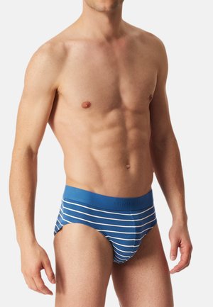 Blauw gestreepte slips vervaardigd uit zachte stof, met een effen tailleband met logo. Het ontwerp omvat horizontale witte strepen voor contrast.