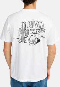 Hvid bomulds-t-shirt med et sort grafisk design af en kaktus og et kranium samt teksten "RVCA PAST PRESENT FUTURE" på ryggen.