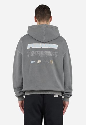 Grå sweatshirt med huva, med stor "PEGADOR" text och beskrivande tryck på ryggen. Ribbad mudd och nederkant för bra passform.