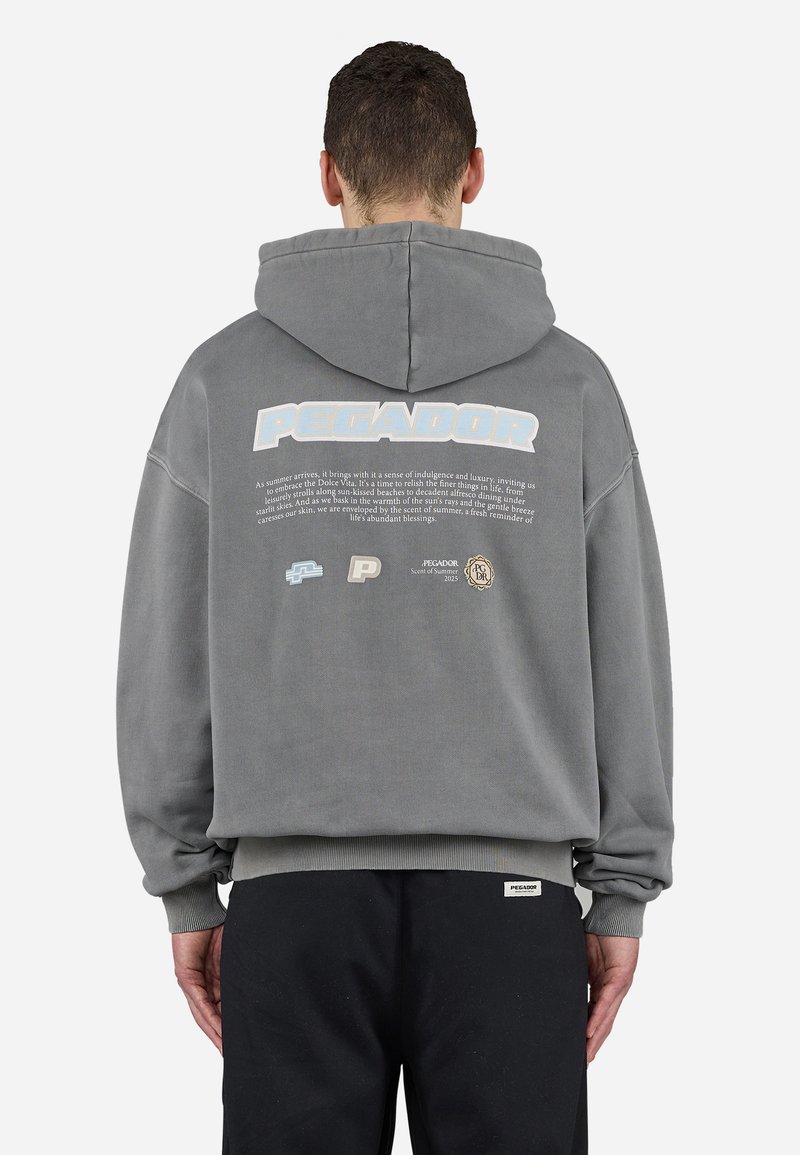 Grå sweatshirt med hætte, prydet med stort "PEGADOR"-tekst og beskrivende print på ryggen. Ribstrikkede manchetter og kant for god pasform.