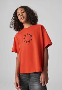 smALLSAINTS TIERRA CREW LOGO  - Apdrukāts T-krekls - red