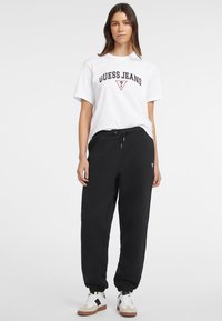 Guess Jeans SS CN BOXY TEE - T-Shirt print - weiß