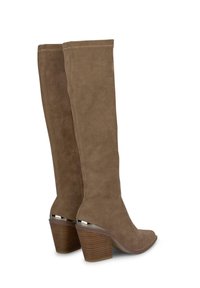 Stivali alti marroni in suede, con punta tonda, tacco testurizzato e un accento metallico alla base del tacco. Dettagli di cuciture verticali visibili.