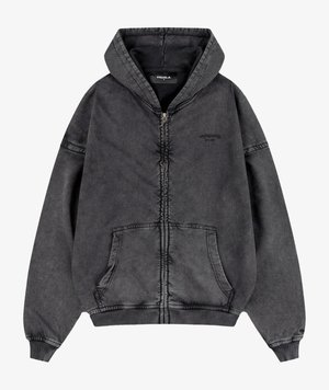 Este hoodie de zíper cinza escuro possui capuz com cordão, bolsos frontais e punhos canelados. Feito de um tecido macio com uma textura ligeiramente desgastada.