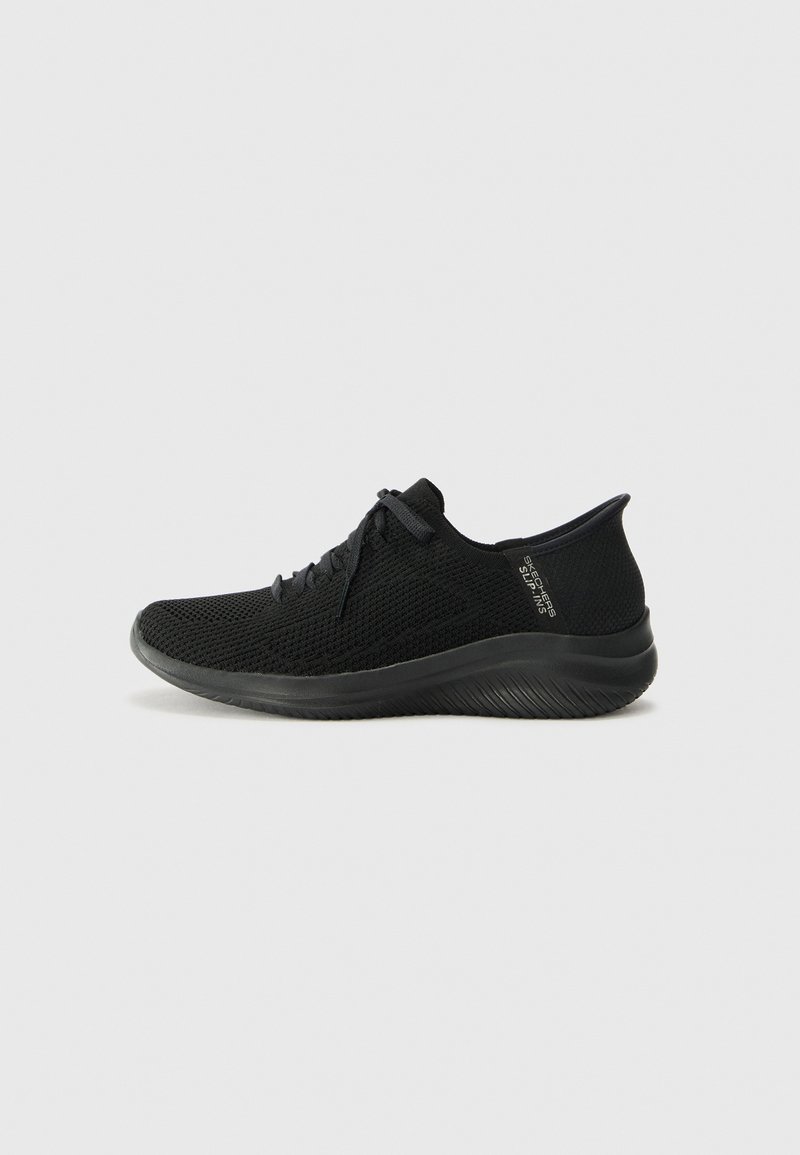 Schwarze Sportschuhe mit einem atmungsaktiven Mesh-Obermaterial, abgerundeter Zehenpartie, dicker Sohle und Schnürung an der Vorderseite mit dezenten Markendetails an der Seite.