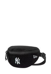 Marsupio in velluto a coste nero con chiusura a zip, caratterizzato da un logo bianco ricamato sul davanti e una tracolla regolabile.