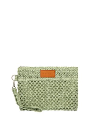 Borsa verde intrecciata con accenti in pelle, dotata di chiusura con zip e cinturino da polso, che presenta un design a maglia aperta e testurizzata.