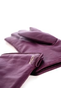 Lila Lederhandschuhe mit glatter Textur, verziert mit dekorativen Nähten und einem kleinen, goldfarbenen Präge-Logo.