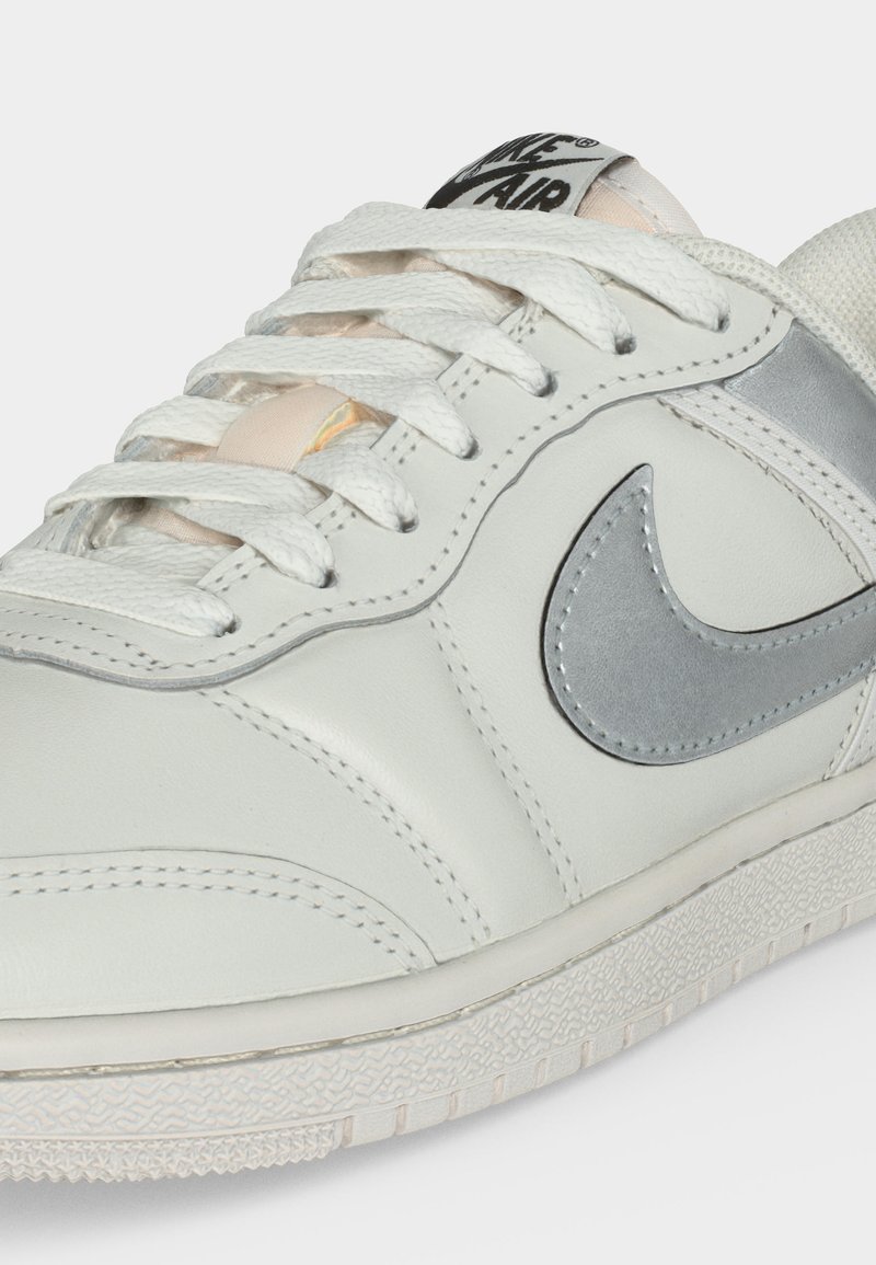 Jordan AIR SKYLINE LOW - Tenisky - swan/metallic silver-coloured/black