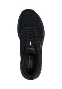 Zapato deportivo negro con parte superior de punto, diseño con cordones, suela acolchada y cuenta con el logo "Skechers" y plantilla "Air Cooled Goga Mat".