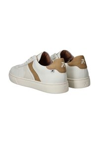 Weiße Leder-Sneaker mit braunen Akzenten, ausgestattet mit einer strukturierten Oberfläche, runder Zehenpartie und kontrastierendem Fersenbereich. Rutschfeste Gummisohle.