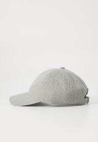 Casquette de baseball en tissu gris avec un visière courbée, une sangle de ajustement à boucle à l'arrière et des œillets de ventilation sur la calotte. Design simple.