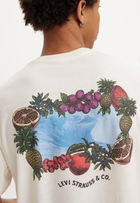 Levi's® RELAXED FIT - T-Shirt print - egret
