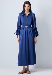 Touché Privé PLEATED SLEEVE WITH BROOCH - Maxi šaty - navy blue