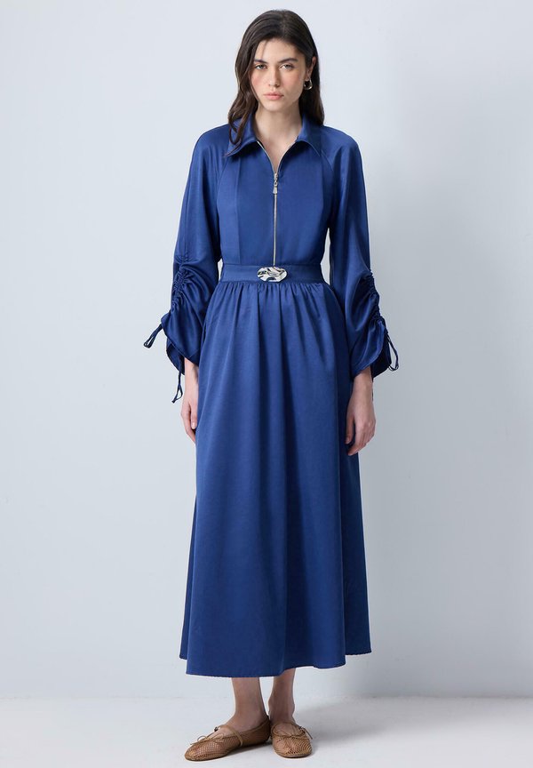 PLEATED SLEEVE WITH BROOCH - Maxikleid