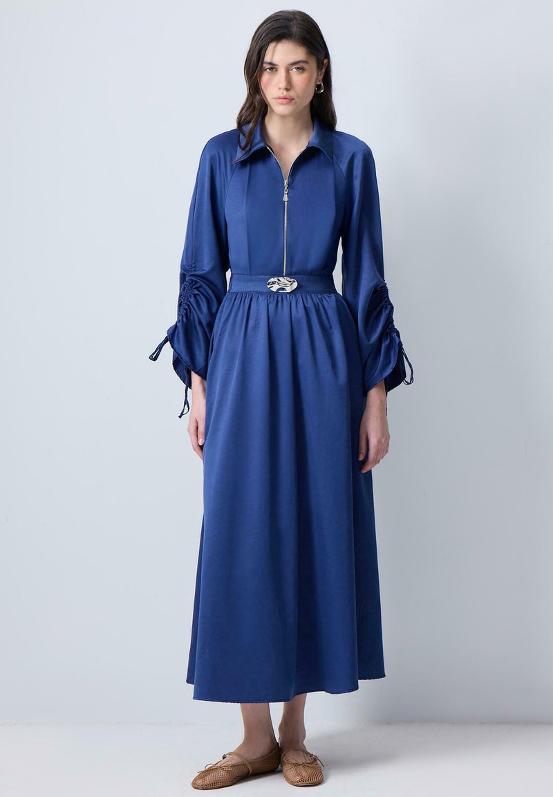 Touché Privé PLEATED SLEEVE WITH BROOCH - Maxi šaty - navy blue