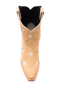Stivale da cowboy in suede color nocciola con fori a forma di stella e punta affusolata. Presenta un contorno cucito a contrasto e una fodera interna liscia.