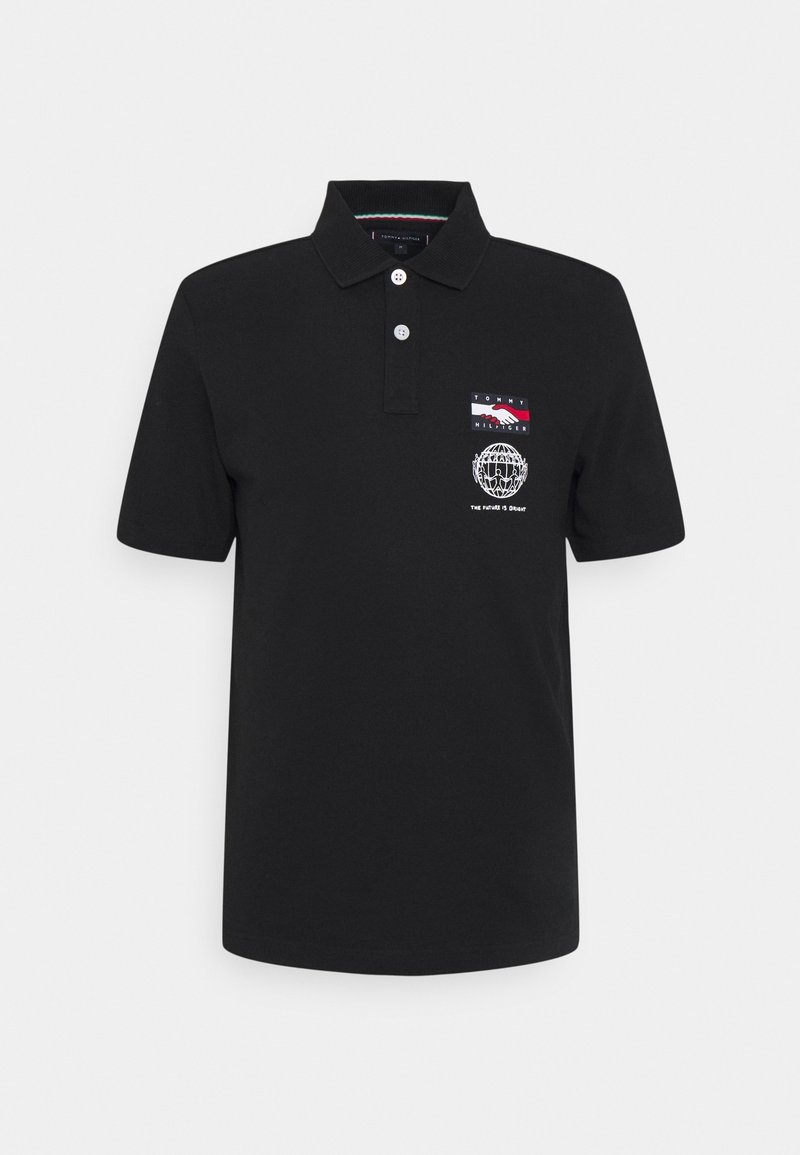 Polo noir avec col à revers, deux boutons et un écusson sur la poitrine présentant un logo rouge et bleu ainsi qu'un motif de globe. Matière en coton doux.
