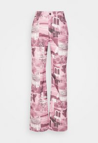Pantalon roses à motifs avec un design évasé. Présente des imprimés graphiques mélangés et du texte dans des nuances variées de rose et de blanc. Tissu en denim standard.