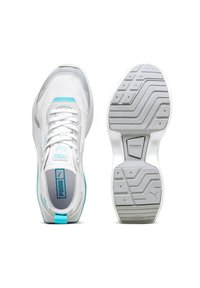 Baskets blanches de sport avec des accents turquoise, tige en mesh, semelle en caoutchouc et motif de semelle texturé. Présente un logo Puma bien visible.