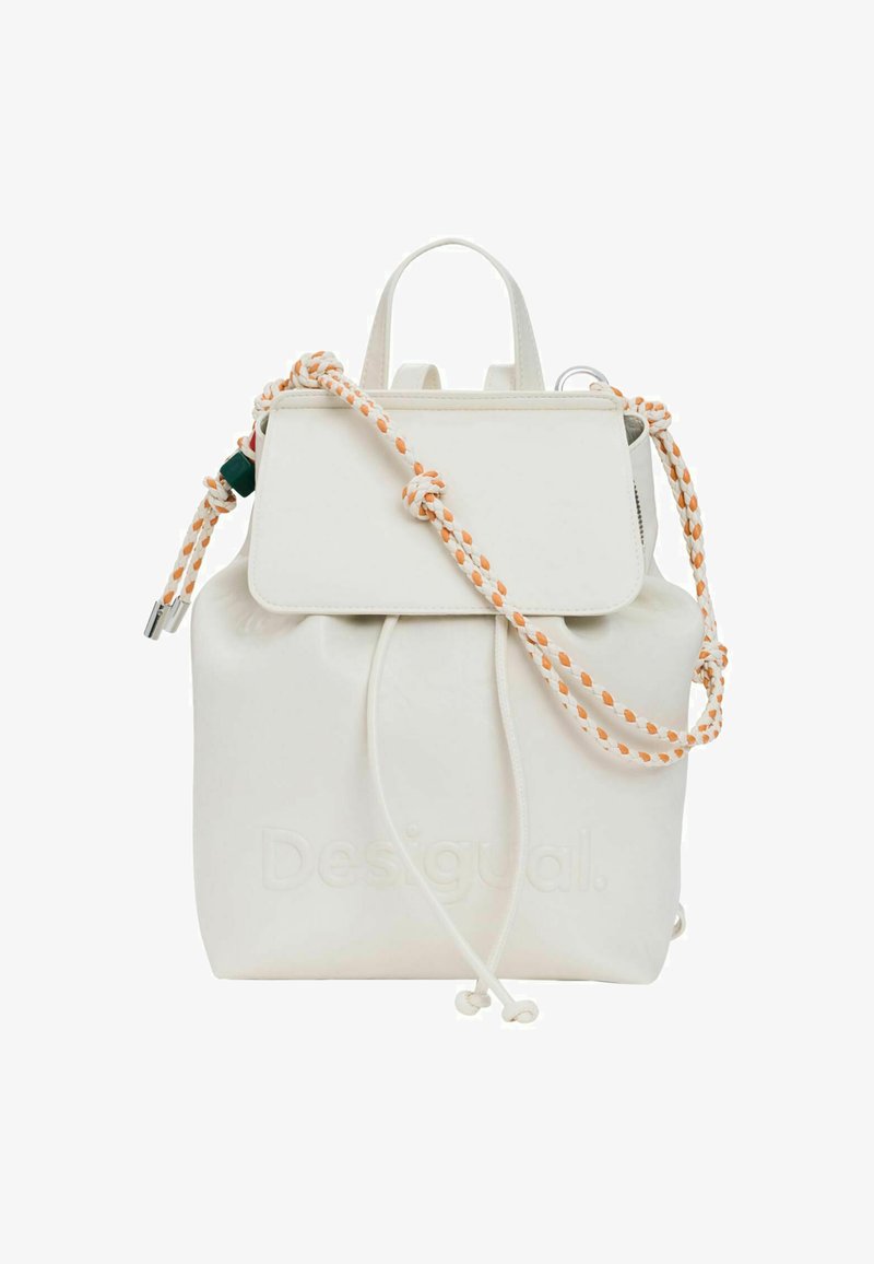 Piccolo zaino bianco con chiusura a coulisse, patta superiore, tracolla intrecciata arancione e bianca e logo "Desigual" in rilievo sul davanti.