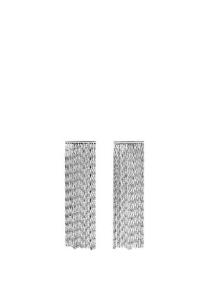 Srebrne kolczyki z łańcuszków w formie ogniw, z rzędami połączonych łańcuszków tworzących teksturowany, warstwowy wzór z polerowanym wykończeniem.