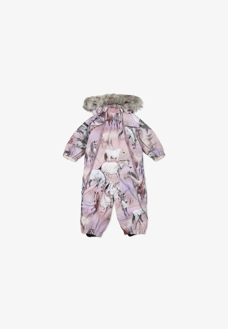 Vadderad rosa overall med huva kantad med päls, som har ett hästmönster, elastiska ärmslut och en framficka. Ytan är slät och vattentålig.