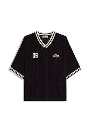 Czarny krótki sweter z dzianiny z białym dekoltem w serek i paskami na rękawach, numer "09" na lewej piersi oraz napis "Good Supply" na prawej piersi.