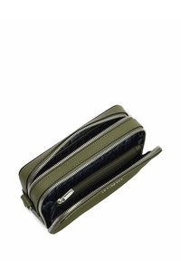 Portafoglio in pelle verde oliva con più scomparti con zip. Finitura testurizzata e hardware argentato. L'interno presenta una fodera in tessuto a motivo.